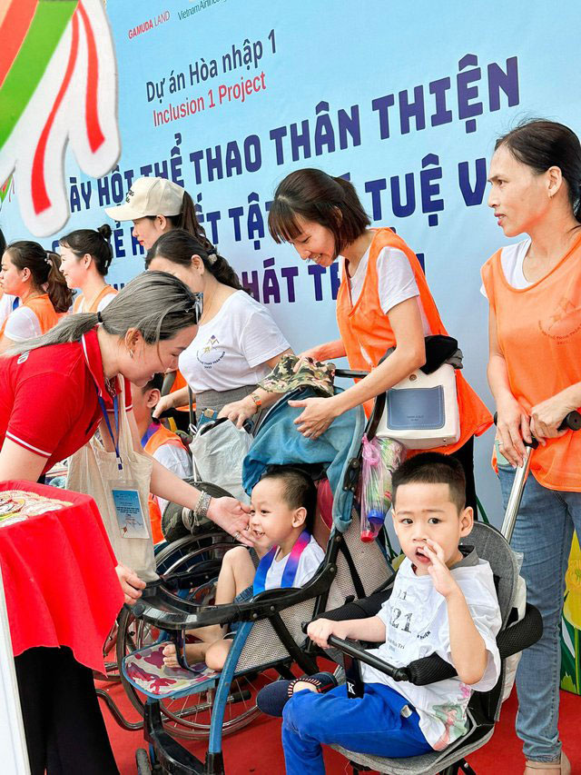 Gamuda Land trao huân chương tham dự tới trẻ tại sự kiện "Ngày hội thể thao thân thiện cho trẻ khuyết tật trí tuệ và khuyết tật phát triển 2023"