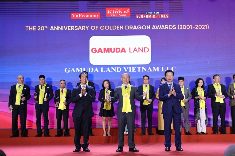 Ông Dennis Ng Teck Yow - Tổng Giám đốc Gamuda Land Việt Nam nhận giải thưởng.