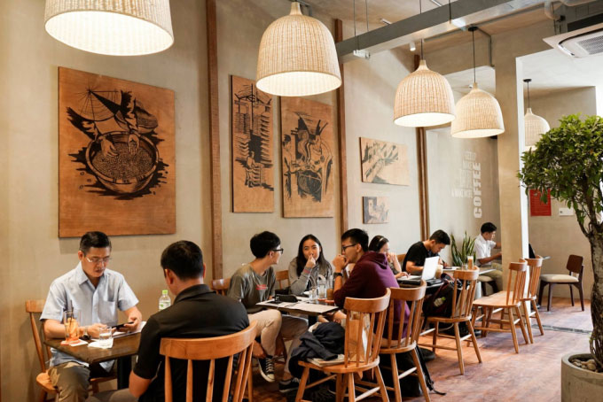 Nhiều khách hàng trải nghiệm trong một quán cafe tại quận Tân Phú