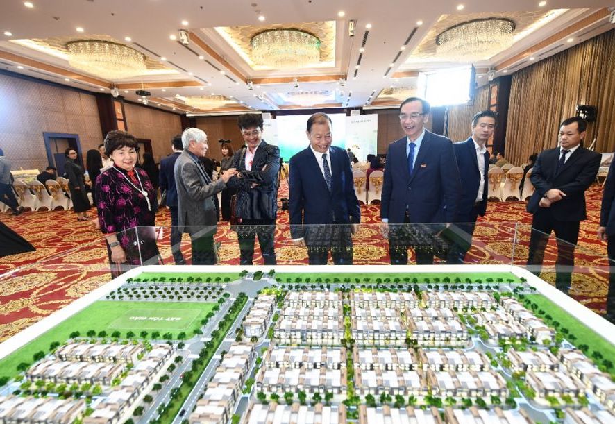Ban tổ chức thăm quan sa bàn của dự án Artisan Park.
